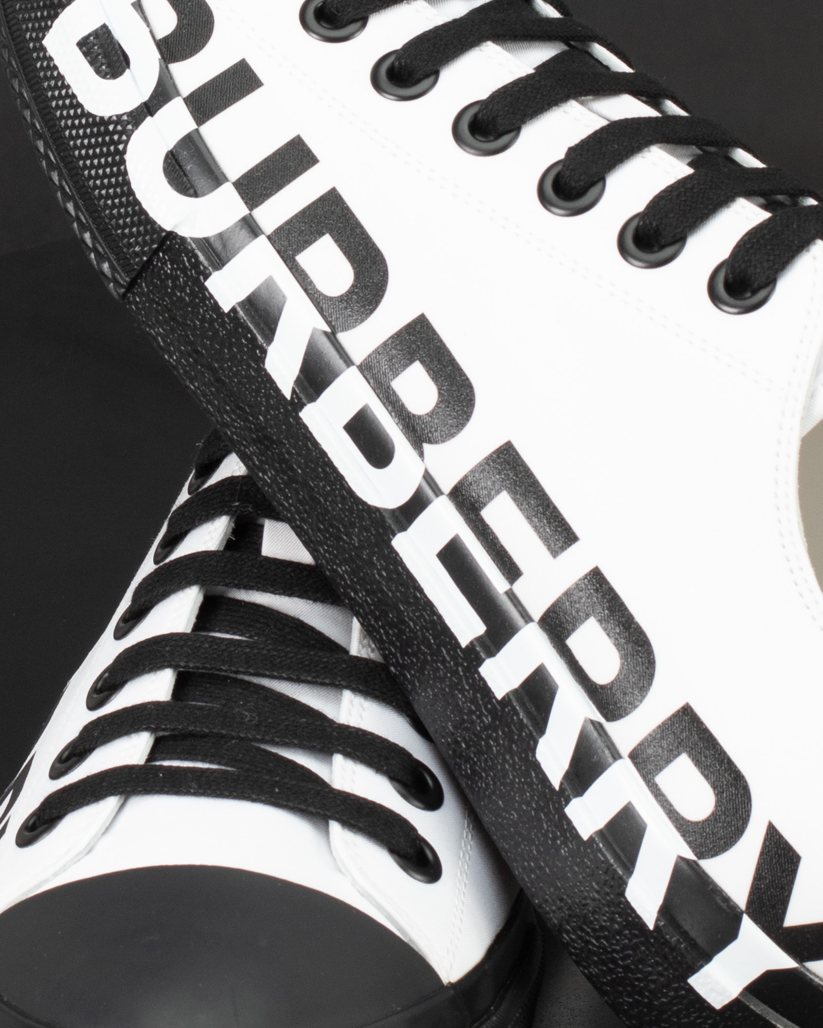 【豊富な大得価】Burberry ブラック & ホワイトLarkhall M ロゴ スニーカー 靴
